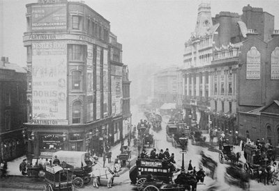 Vista di Tottenham Court Road, c.1885 da English Photographer